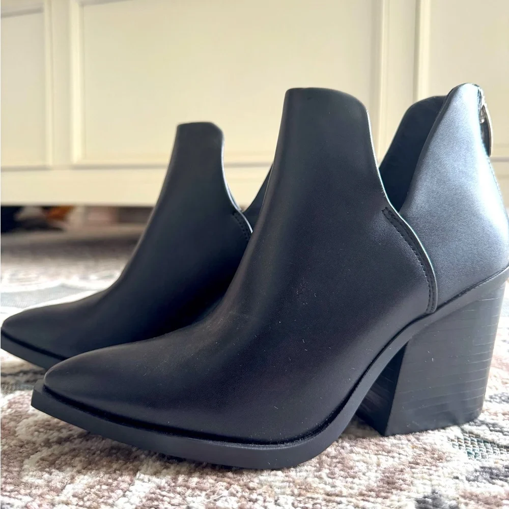 Steve Madden Black Ankle Boot. Size 7.5M.
